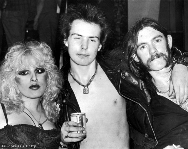 Lemmy Kilmister a Sex Pistols 21 évesen elhunyt frontemberével, Sid Vicioussal és annak 1978-ban meghalt barátnőjével, Nancy Spungennel.
                        
                        