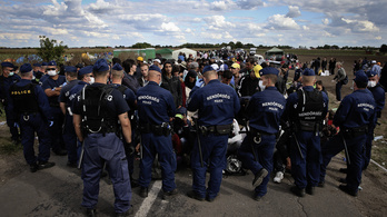 Kiborultak a Röszkén szolgáló rendőrök