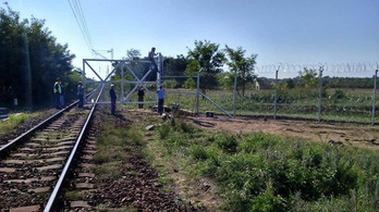 Szerbia felé a fő vasúti vonalat kapuval zárják le