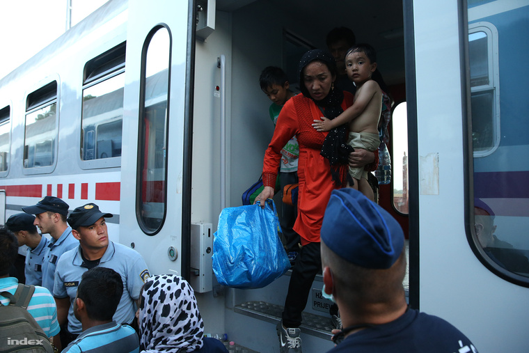 Menekültek szállnak le egy Horvátországból érkező vonatról Magyarbólyon, 2015. szeptember 18-án.