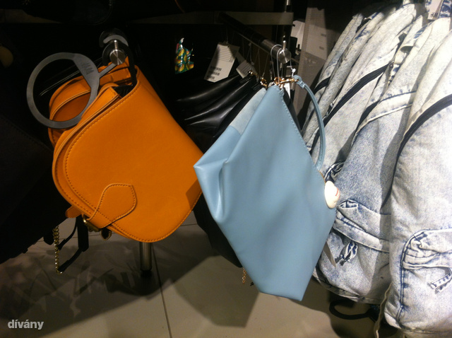 H&M: A babakék a tavalyi szezon egyik kedvenc színe, és ha nagyon megkedvelte ezt az árnyalatot, akkor 3990 forintért vehet egy ilyen táskát. 