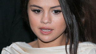 Selena Gomez melltartó nélkül flangált Párizsban