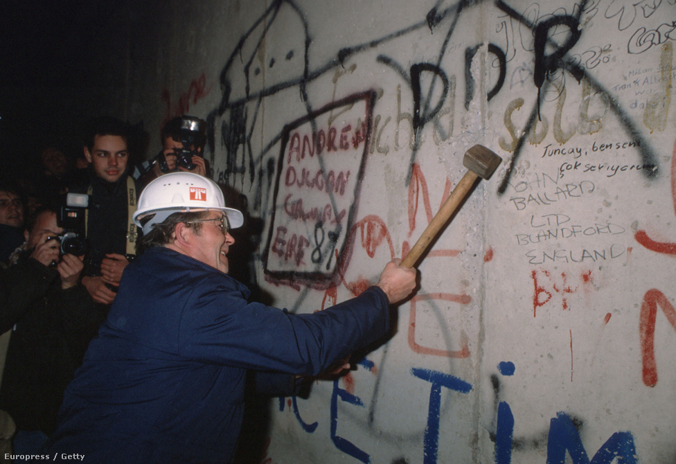 1989. november 9-én az NDK vezetése úgy döntött, enyhít az utazási korlátozásokon. A döntést bejelentő Günther Schabowski improvizált arra a kérdésre, hogy az új intézkedések mikortól érvényesek, és azt mondta: mostantól. Tízezrek özönlöttek a falhoz. A tanácstalan keletnémet határőrök pedig este tíz órakor megnyitották a határátkelőket Nyugat-Berlinbe. Ezzel a  28 évig álló berlini fal először jogi és poltikai értelemben, később pedig a valóságban is leomlott