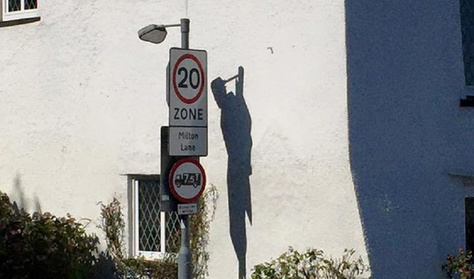 Látott már akasztott ember árnyékú közlekedési táblát?