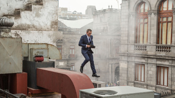 James Bondot kis híján elnyeli egy épület