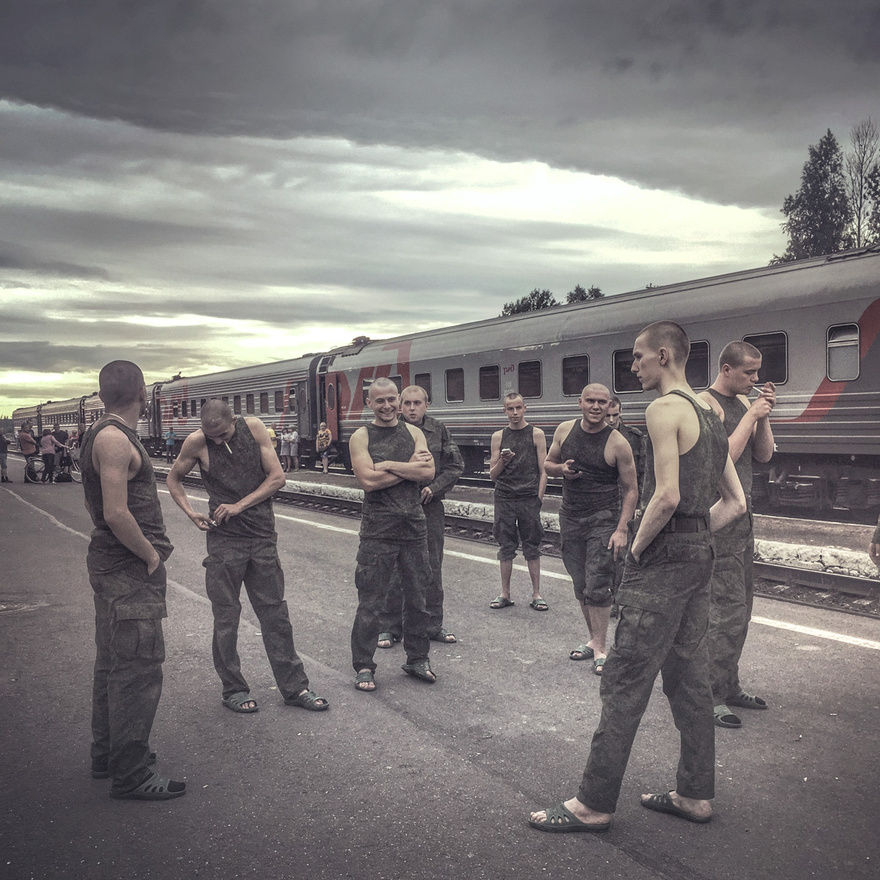 Fiatal katonák dohányoznak a vonatról leszállva a pszkovi régió egyik városának vasútállomásán.