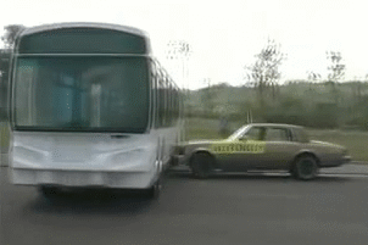 A busz, amelyről lepattannak majd az autók
