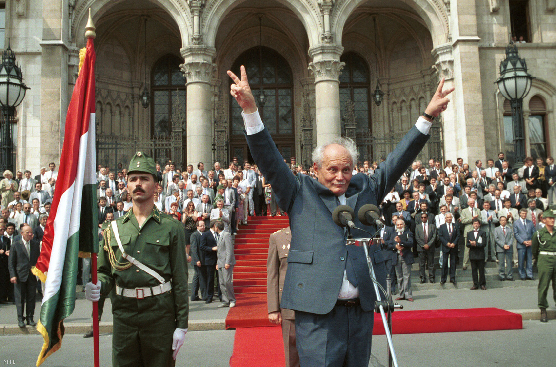 Köztársasági elnökként a győzelem jelével köszönti Göncz Árpád a Kossuth téren összegyűlt tömeget 1990 augusztusában.