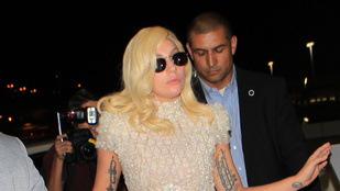 Lady Gaga rálépett a ruhájára, és nem esett el! Hurrá!