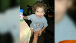 Tragédia: napokig ült anyja és öccse holtteste mellett egy kétéves kisfiú