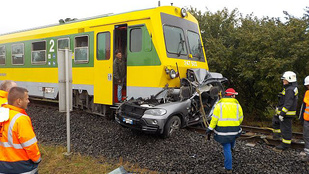 Halálos baleset: Száz méteren át tolta maga előtt a vonat az autót