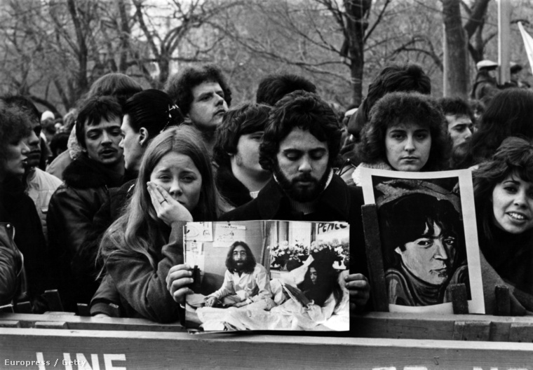 Lennon halálhíre Amerikát is megrázta. Ez a kép például a tengerentúli Beatles-rajongókat örökíti meg egy a Central Parkban tartott megemlékezés alatt.