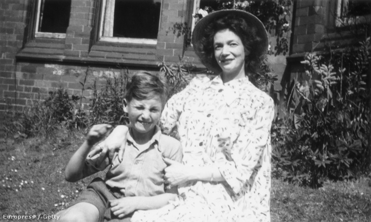 A kis John és anyja, Julia 1949-ben. Hossszú ideig ez volt az egyetlen közös kép róluk. A felvételt John unokattestvére, Stanley Parkes készítette. Anyja halála után tíz évvel Lennon dalt is írt az asszonyról Julia címmel.
