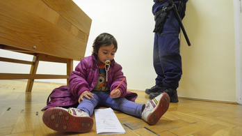 Az ügyész tollával rajzolgatott a kétéves Ellah, amíg kiutasították a családját