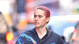 Senki sem tudja úgy viselni a rózsaszín hajat, mint Jared Leto