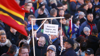 Akasztófát vittek Angela Merkelnek a szélsőjobboldali tüntetésen