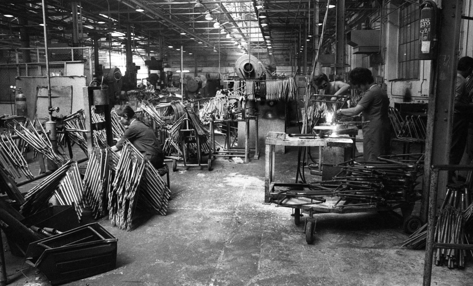 Weiss Mandfréd gyárát a bicikli népszerűségének felismerése hívta életre, és ennek megfelelően a tömegtermelést célozta meg. Az évi pár tízezer darab legyártásától az 1980-as évekig 250-300 ezerig fejlődtek.