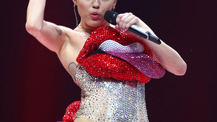 Miley Cyrus nudista koncertet akar