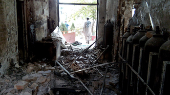 Holttestekkel teli a kunduzi kórház romja