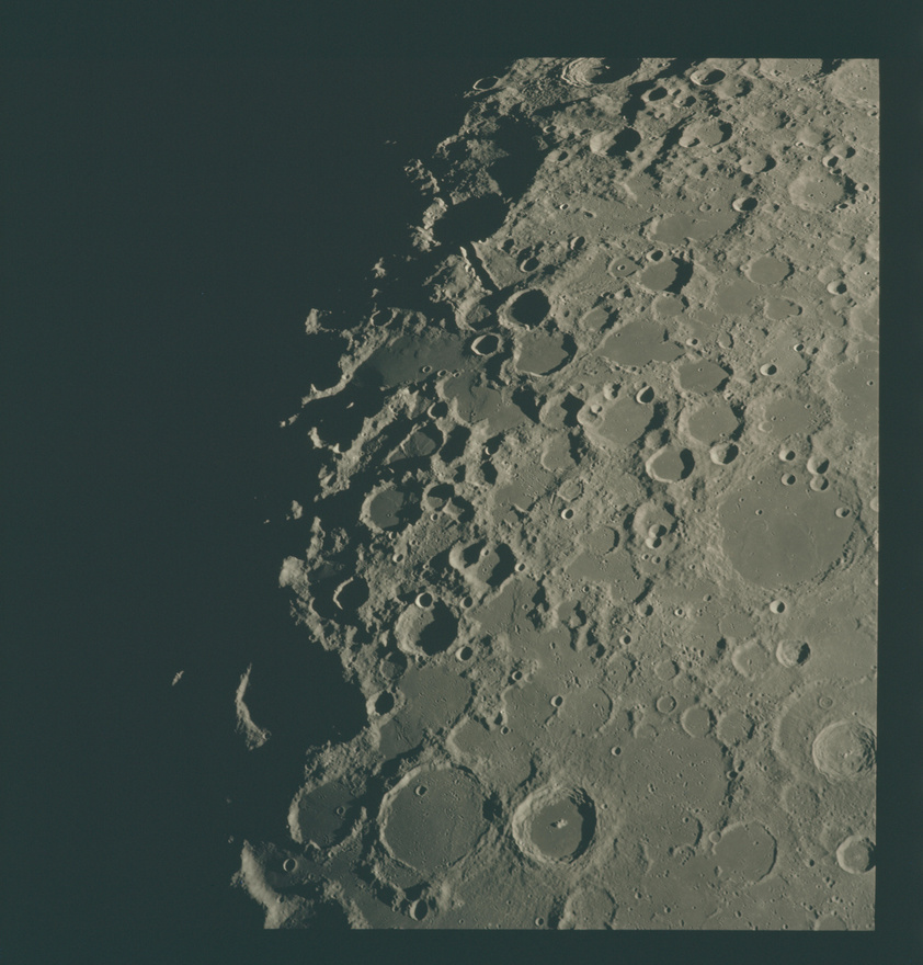 Az Apollo-missziók során a holdfelszín fotózása is nagy hangsúlyt kapott, a leszállás biztonsága mellett egyszerűen azért is, mert észbontó látvány, hogy a Holdhoz egyre közeledve folyamatosan egyre több és több kráter kerül elő.