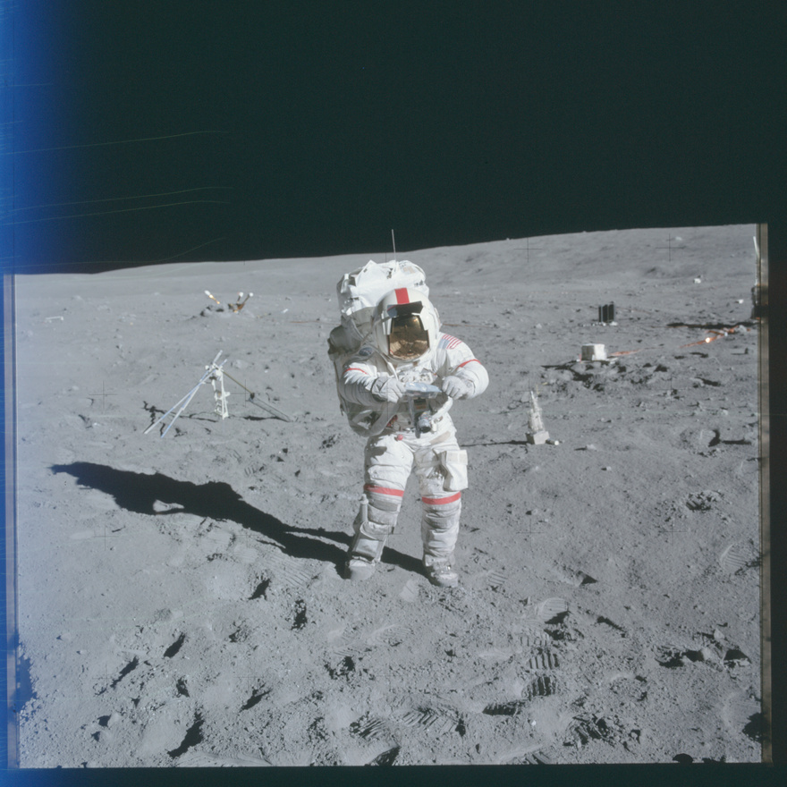Az Apollo-16 parancsnoka, John Young. (Ugye, milyen könnyű felismerni a parancsnokot a hatalmas piros csíkokkal a szkafanderen?) Ezt a képet azért választottuk, hogy megmutassuk, hogy is fotóztak az űrhajósok a Holdon: a mellkasukhoz erősített Hasselbladokon próbálták a lehető legjobb képeket elkészíteni. Ha mást nem is köszönhetünk a Hold meghódításának, a motoros filmtovábbítást mindenképpen: a Hasselblad 500 EL volt az első gép, ahol nem kézzel kellet továbbtekerni a filmet exponálás előtt. A felszínen használt kamerák többségét a Holdon is hagyták, összesen egy tucat speciálisan a NASA igényeinek megfelelően kifejlesztett fényképezőgép hever ma is valahol a porban.