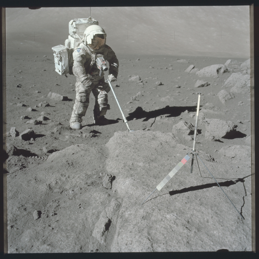 A Holdon eltöltött idő szinte végig feszített munkával telt, az űrhajósok mintát gyűjtöttek, különböző kísérletek felszerelését cipelték szét és szerelték össze, feljegyzéseket készítettek az eredményekről, és megfigyeltek mindent, amire a NASA utasította őket. Persze azért jutott idő érdekességekre is, Alan Shepard, az Apollo-14 parancsnoka például golfozott is a Holdon. Ezen a képen a sisak napellenzőit érdemes megnézni. Az eddigre kifejlesztett sisakok két részből álltak, az üvegbuborékra lehetett ráhúzni egy speciális borítást, Schmittnek még napellenzői is vannak (ezeket később már elhagyta a NASA).