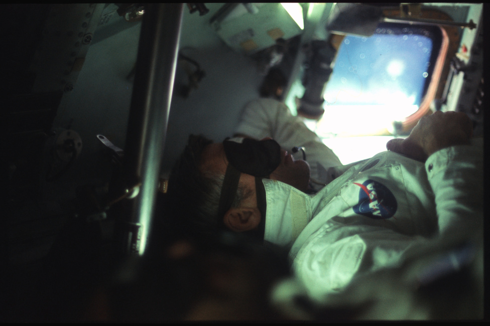 Eugene Cernan, az Apollo-17 parancsnoka  pihen az űrhajóban. A 17-es küldetés volt az utolsó, amely során ember járt a Holdon, de kihoztak belőle mindent, amit csak lehetett. Cernan és kollégája, Schmitt három napot töltöttek a Hold felszínén. Érdekesség, hogy ez volt az első Apollo-misszió, ahol sem a parancsnoknak, sem a többi űrhajósnak nem volt berepülőpilóta-múltja.