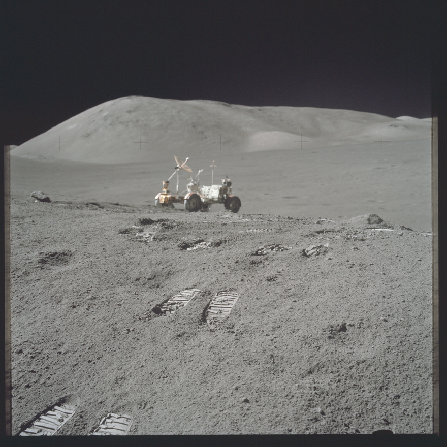 Az Apollo 17 holdjárója. 33,8 kilométert tettek meg vele az űrhajósok, és nagy segítségükre volt az egy mázsánál is több holdkőzet összegyűjtése közben. Ahogy a másik két holdjáró, ez is a Holdon maradt, egész pontosan a Taurus-Littrow völgyben (a másik kettő természetesen nem itt van). A Földön, kiállításokon látható holdjárók egyike sem eredeti, mind csak makett, mert az Apollo-18 misszió elkaszálásakor az arra tervezett holdjáró jövője is megpecsételődött, és még azelőtt széthordták a darabjait a többi küldetéshez, hogy elkészült volna.