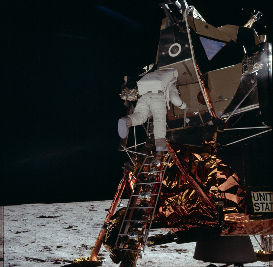 A második ember, aki a Holdra lép, épp mászik lefelé a létrán, miközben az első, már a Holdra lépet ember fényképezi. A kép érdekessége, hogy Armstrong pont elkapott egy pillanatot, amikor Aldrin egyik lába sem érinti a holdkomp létráját.