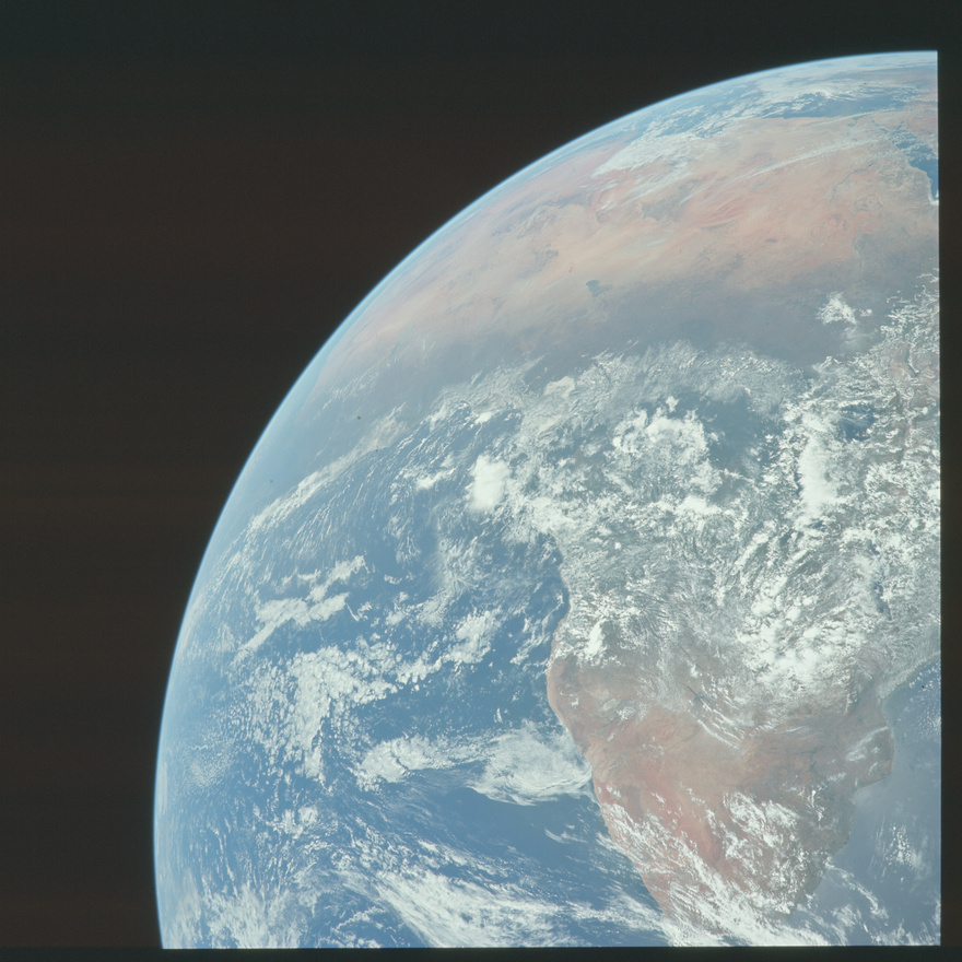 Az Apollo-küldetések során regeteg kép készült a Földről. Ezek egy része, például ez is itt, jól sikerült, de a Flickrre most feltöltött képeken az is látszik, hogy bőven akadt alul-, vagy éppen túlexponált, életlen és bemozdult kép is, annak ellenére, hogy az űrhajósok az kor legjobb gépeit kapták, és a kiképzésük szerves része volt megtanulni fotózni.