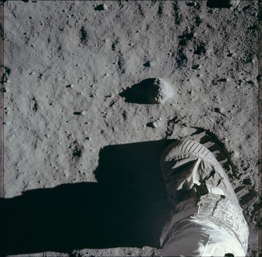 Pár másodperccel a leghíresebb holdfelszíni fotó elkészítése előtt Buzz Aldrin beletapos a porba, hogy aztán lefotózhassa a bakancs által hagyott nyomot.
