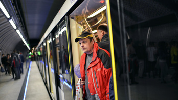 Szombattól gombbal nyitható a metróajtó