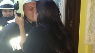 Megcsókolta a mentőkosárban érkező salgótarjáni tűzoltót