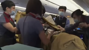 A repülőn segített világra hozni egy gyereket a nászútjáról hazatérő orvos