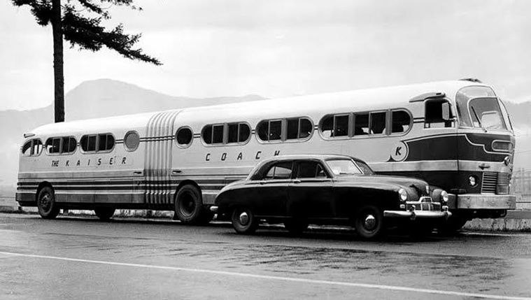 Az USA-ban építették az első csuklós buszt. Ezután már csak a hetvenes évek végén érezték szükségességét a nagy befogadóképességű járművek forgalomba állításának