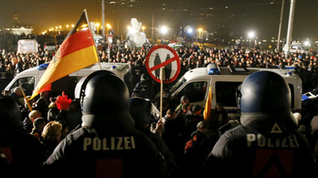 Tüntetés és ellentüntetés Drezdában a Pegida alakulásának évfordulóján