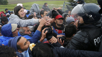Több ezer menekült áttörte a kordont a szerb–horvát határon