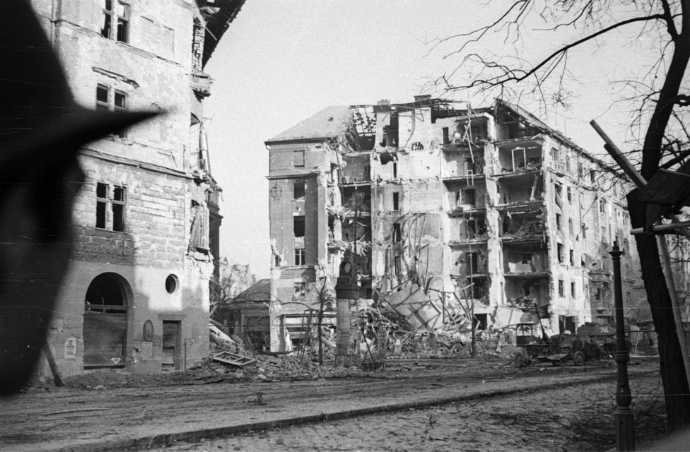 Az orosz bevonulást és még nagyobb pusztítást követően ugyanott, bizonyára november 5. után. A szovjet csapatok itt szenvedték el a legkomolyabb veszteségeket, Eörsi László történész becslése szerint az októberi harcokban körülbelül 20-25 páncélost és 150 katonát vesztettek.