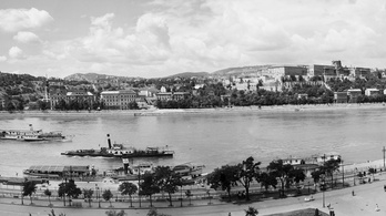 Csodálatos, nagy felbontású panorámafotó a 60 évvel ezelőtti Duna-partról. Vessz el az apró részletekben!