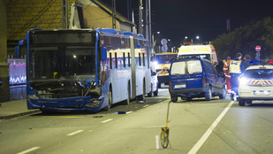 Busszal ütközött két kocsi Budapesten, ketten megsérültek