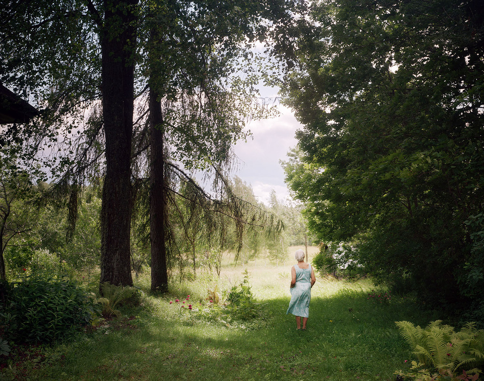 „Az életünk többé már nem kapcsolódik egy bizonyos különleges helyhez, egy darab földhöz vagy egy öreg házhoz, amit a nagyszüleink építettek” - mondja Iveta Vaivode. Ő maga Rigából az Egyesült Királyságba ment tanulni, most pedig éppen Helsinkiben jár fotós mesterképzésre az Aalto Egyetemen. A Somewhere on a disappearing path fotóesszével díjat nyert Berlinben 2013-ban, 2014-ben bekerült a Sony World Photography Awards fotópályázatának és a Leica által támogatott rangos Oskar Barnack díjnak a finalistái közé.