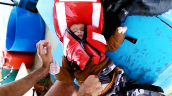 Másfél éves menekült csecsemőt mentettek ki a tengerből