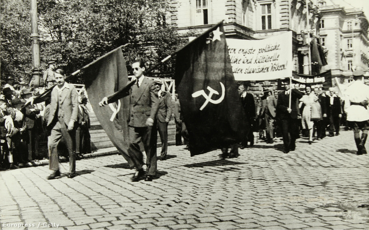 Felvonulás a szovjet háborús hősök emlékére 1945-ben a Schwarzenberg téren.