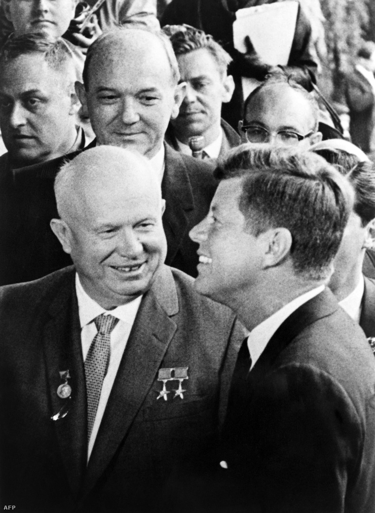 Nyikita Hruvcsov és John F. Kennedy, a két pólusú világ akkori vezetőinek találkozása a bécsi amerikai nagykövetségen, 1961-ben.