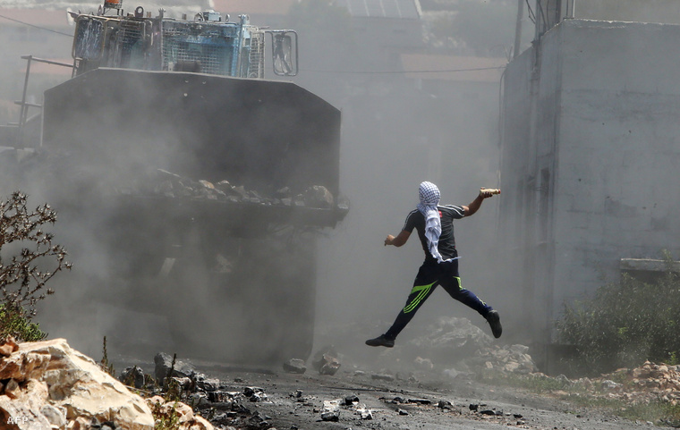 Egy palesztin tüntető dob el egy festékkel teli üveget, 2015 augusztusában