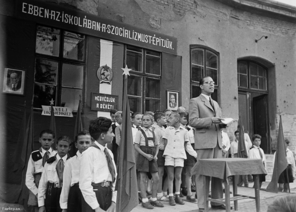 Bár a hazai úttörőmozgalom már az 1919-es Tanácsköztársaság idején megszületett, rendszerszinten csak évekkel a 2. világháború után épült ki, mint a pártállam egyetlen legitim ifjúsági mozgalma. 1945-ben a kommunisták újjászervezték a Magyarországi Munkások Gyermekbarát Egyesületét, 1946-ban pedig zászlót bontott „a gyermekek önkéntes tömegszervezeti tömörülése” a Magyar Demokratikus Ifjúsági Szövetség vezetése alatt működő Magyar Úttörők Szövetsége. Az úttörőmozgalom ekkor még párhuzamosan létezett az elvileg pártsemleges, valójában azonban erős keresztény elköteleződésű cserkészmozgalommal (ami viszont a Horthy- és Szálasi-szimpatizáns leventemozgalommal ellentétben inkább érdekes módon angolbarátnak számított). A fenti kép a XIV. kerületi Hermina úti 23. Általános Iskola udvarán készült, 1949-ben.