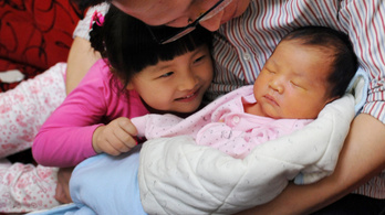 Kínában mostantól két gyereket is engedélyeznek a családoknak