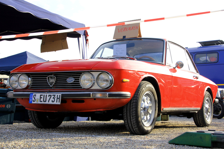 Ez a patika 1973-as Lancia Fulvia nem a piactéren állt, hanem a standok közt. Ha nem láttam volna Szabó Gyurka barátom frissen restaurált Fulviáját, azt mondtam volna, gyönyörű, de Gyuri nagyon magasra tette a lécet. Szóval, szép ez is, és 8500 Euróért, friss vizsgával, nem is túl drága