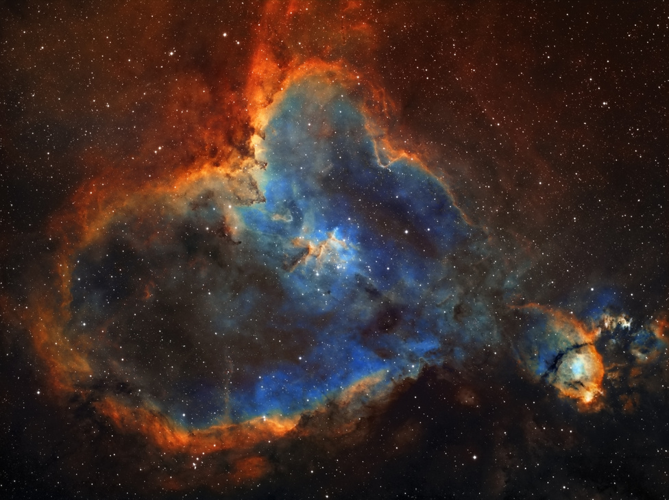 Szív-köd (Kompozíció, forma és kísérletezés kategória)A köd otthonául szolgáló Cassiopeia a jellegzetes W alakja miatt jól ismert égi alakzat, még a csillagászatot közelebbről nem ismerők előtt is. Az északi félgömb egyik legnépszerűbb cirkumpoláris csillagképe számos gyönyörű mélységobjektumot rejt, ám ezek közül is kiemelkedik a rendkívül jellegzetes alakú, szív formájú ködösség. Az IC 1805 megközelítőleg 7500 fényévre található a Napunktól, a Perseus-karban helyezkedik el. A Szív-köd közepét a laza szerkezetű Melotte 15 halmaz uralja. A szív csúcsában található igen fényes csomó külön katalógusszámot visel: NGC 896-ként ismerjük, fényessége miatt jóval korábban felfedezték, mint a teljes alakzatot.&nbsp;