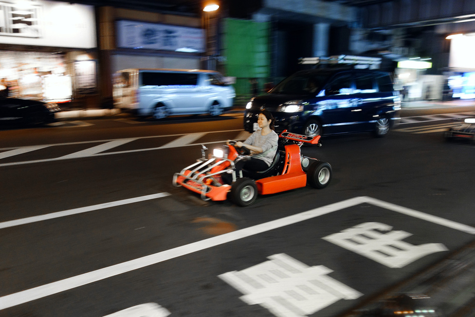 Ezek a gokartok a legváratlanabb pillanatokban fel-feltűnnek Tokió utcáin, úgy látszik, afféle városnéző érdekességként bérelhetők. Teljes joggal közlekednek, mert rendszámuk van - igen, az agyonszabályzott Japánban. Próbálna meg valaki egy ilyet forgalomba helyezni itthon…